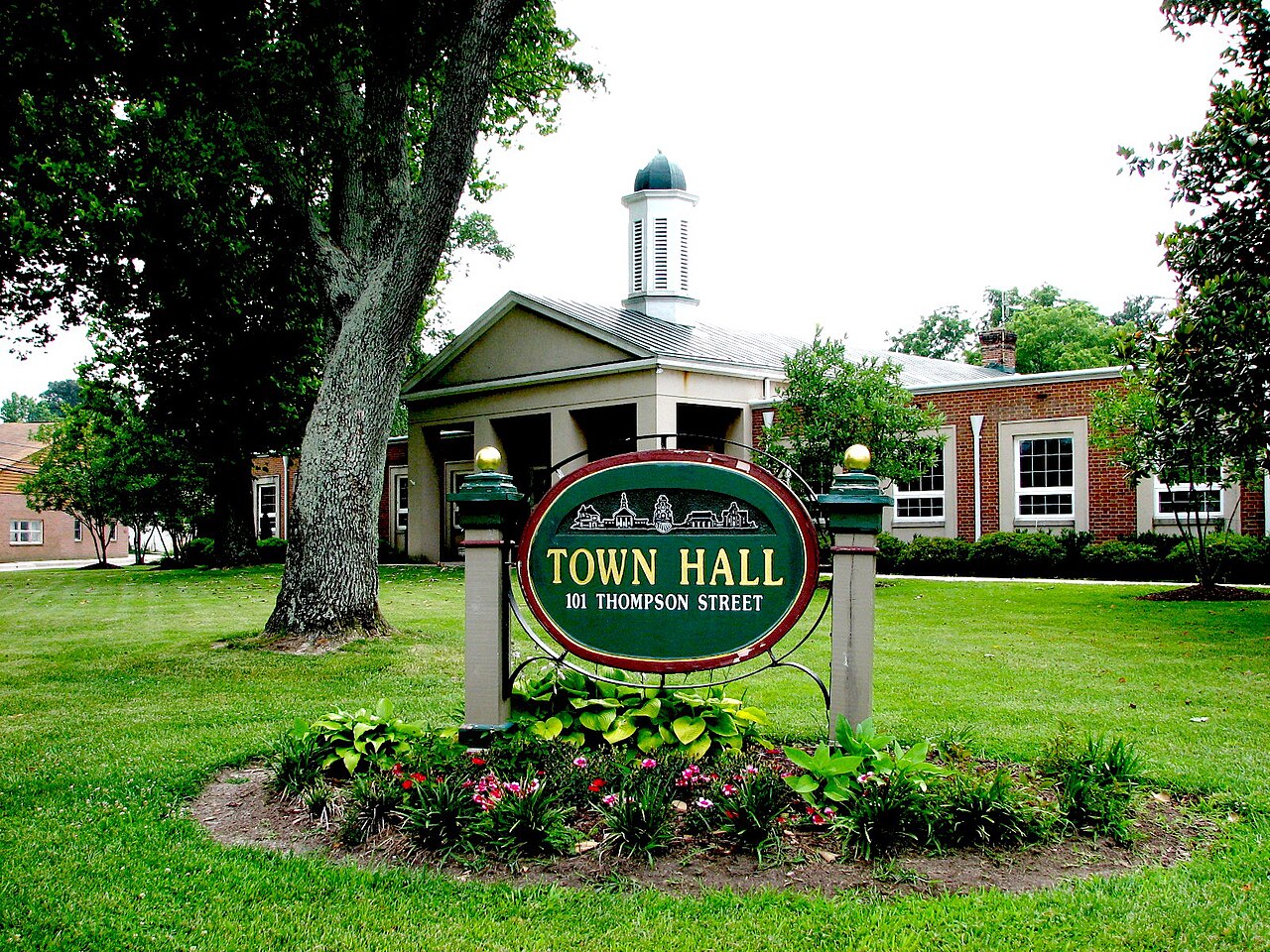 Ashland, Virginia welcome sign featuring the “Center of the Universe” slogan, representing the town’s nickname and civic pride.